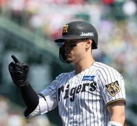 １回、先制打を放ちベンチを指さす佐藤輝（撮影・西田忠信）