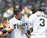 １回、大山（右）の犠飛で生還した中野（撮影・西田忠信）