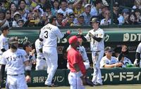 １回、大山（３）の犠飛で生還しナインとタッチを交わす中野（撮影・飯室逸平）