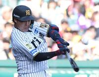 ８回、右前打を放つ大山（撮影・西田忠信）