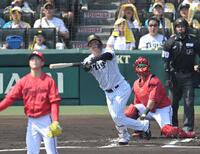 １回、犠飛を放つ森下（撮影・飯室逸平）