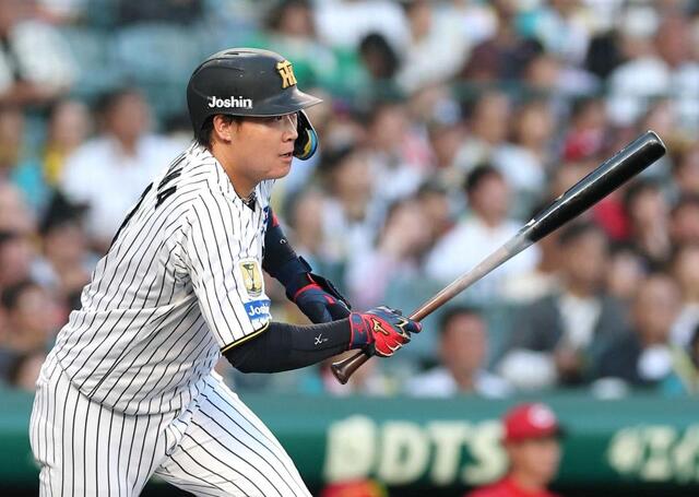 　１回、右前打を放つ大山（撮影・西田忠信）