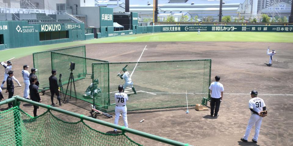 　関係者が見守る前で登板した下村