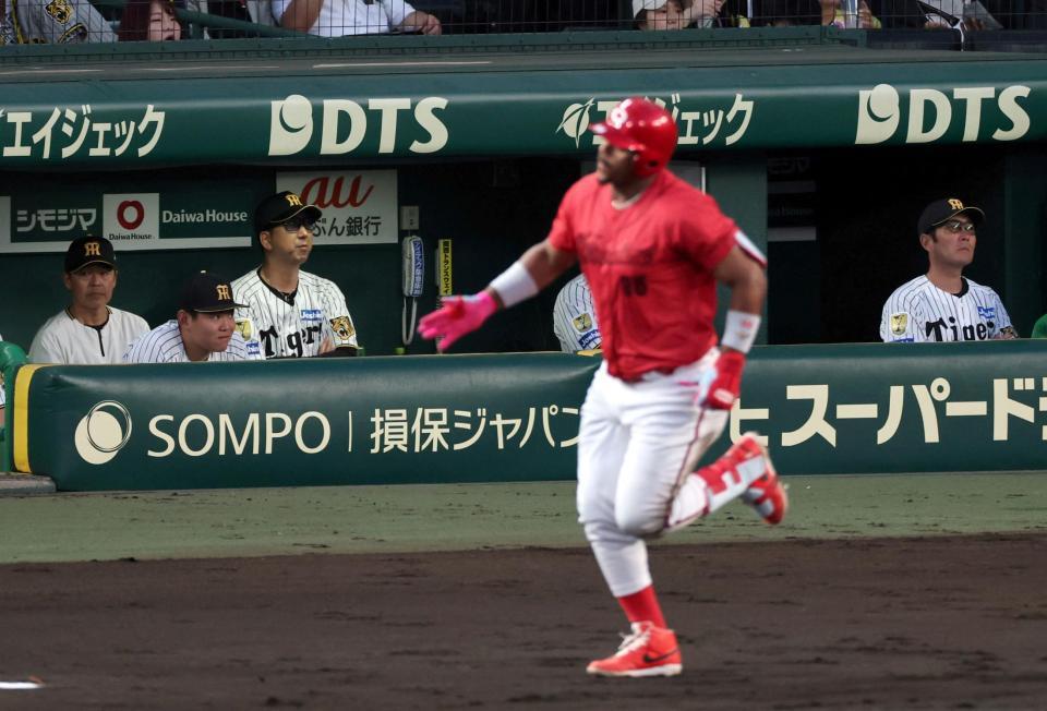 ４回、モンテロに先制を打たれグラウンドを見つめる藤川監督（中央左）＝撮影・山口登
