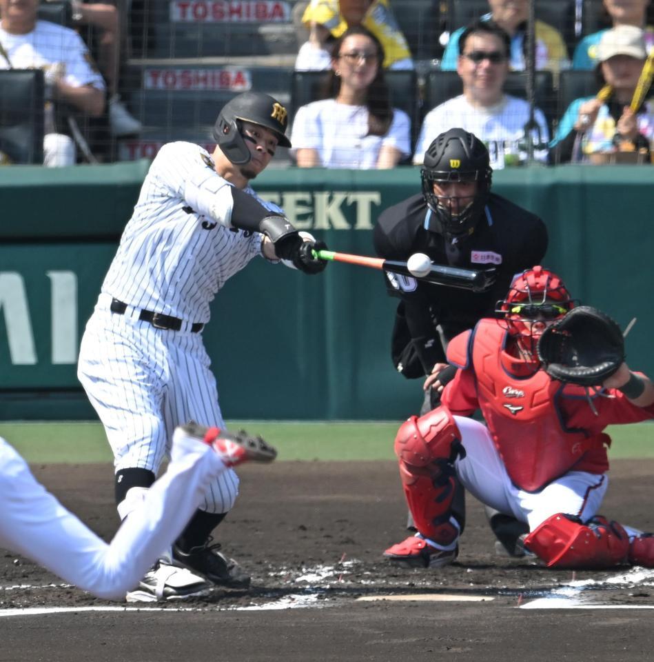 １回、先制打を放つ佐藤輝（撮影・飯室逸平）