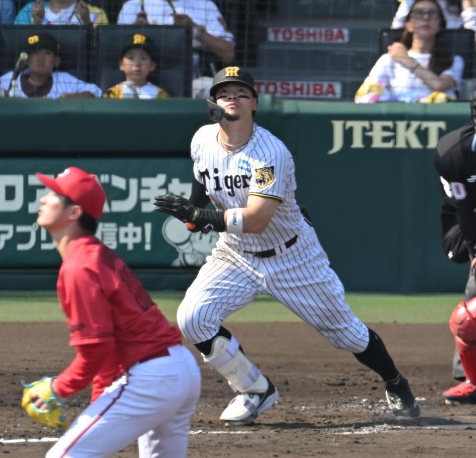 ４回、１１号ソロを放つ阪神・佐藤輝明＝甲子園（撮影・飯室逸平）