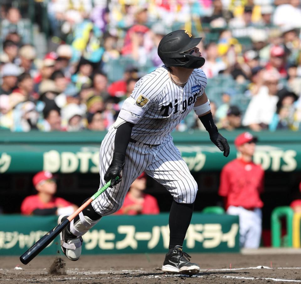 ４回、ソロを放つ佐藤輝（撮影・西田忠信）