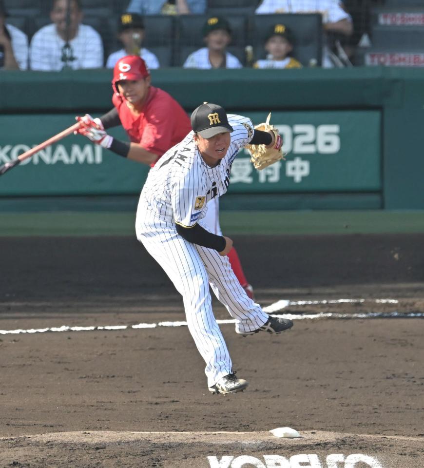 ６回、林の打球に飛びつく村上（撮影・飯室逸平）
