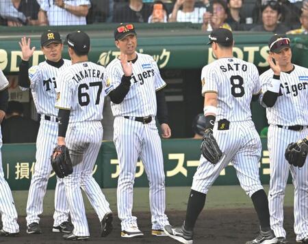 勝利のハイタッチを交わす藤川監督（中央）ら（撮影・飯室逸平）