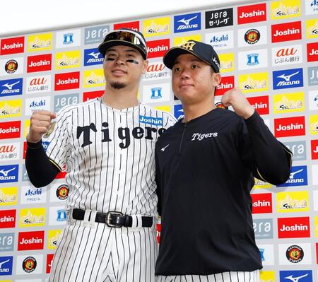 お立ち台でポーズを決める佐藤輝（左）と村上（撮影・西田忠信）