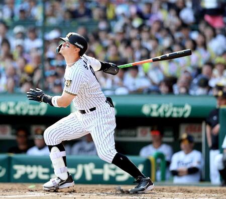 　４回、中越えにソロを放つ佐藤輝（撮影・山口登）
