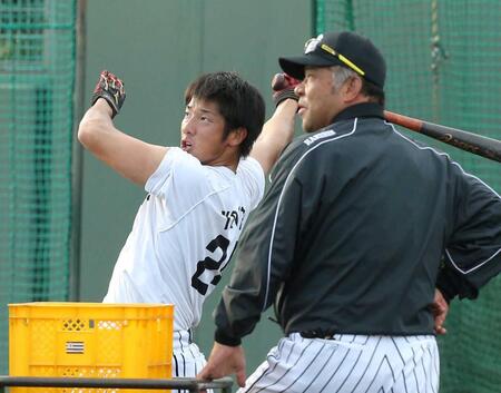 掛布２軍監督（当時）が見守る中、ロングティーを打つ横田慎太郎さん＝２０１５年１１月