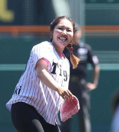 始球式を務める古江彩佳（撮影・西田忠信）