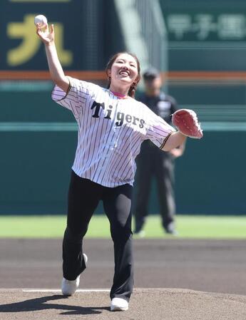 始球式を務める古江彩佳（撮影・西田忠信）