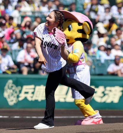 始球式を務める古江彩佳＝甲子園（撮影・山口登）