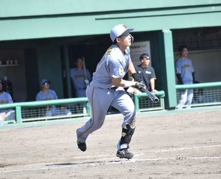 ８回、本塁打を放つ立石