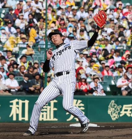 ６回、才木は小園のライナーを捕球する（撮影・山口登）
