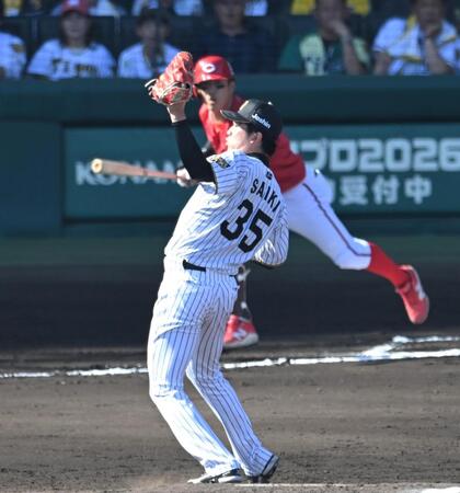 ６回、小園の打球を好捕する才木（撮影・飯室逸平）