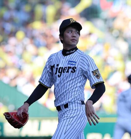 ７回、先制を許しベンチに戻る才木（撮影・山口登）