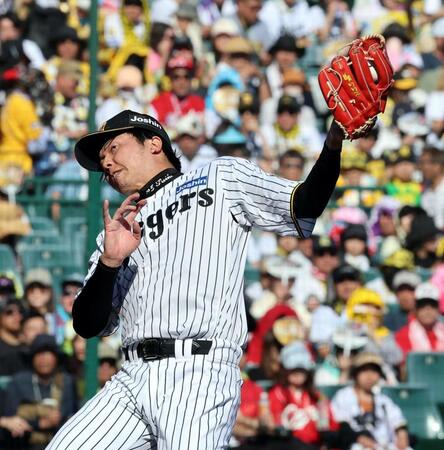 ６回、才木は小園のライナーを捕球する（撮影・山口登）