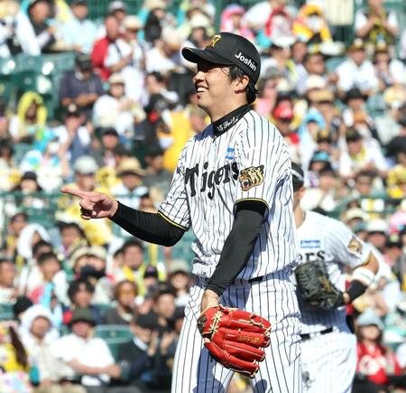 ６回、才木は小園のライナーを捕球し笑顔を見せベンチに戻る（撮影・山口登）