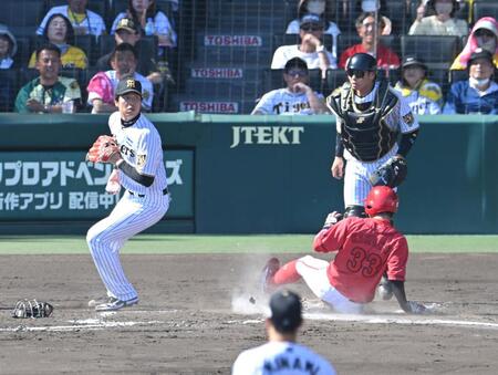 ４回、自らべーズを踏み、菊池の生還を阻止する才木（撮影・飯室逸平）