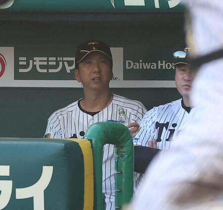 ９回、ベンチで厳しい表情の藤川監督（撮影・西田忠信）