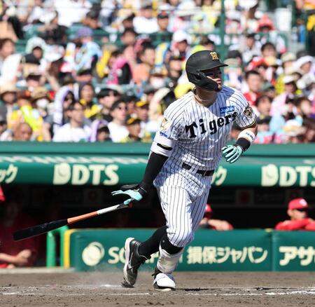 ４回、右前打を放つ佐藤輝（撮影・山口登）