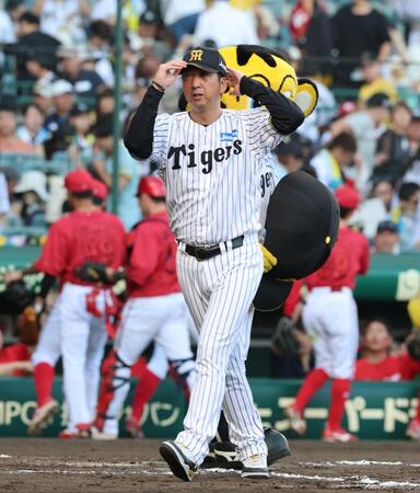 試合後、ファンにあいさつを終えベンチに戻る藤川監督（撮影・山口登）