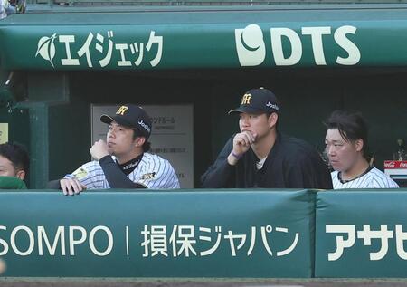 広島に敗れ、グラウンドを見つめる（左から）才木、及川、大山（撮影・西田忠信）