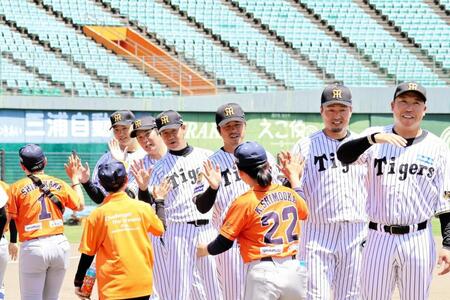 イベント終了後、ハイタッチでお別れする（左から）漆原大晟氏、岩田稔ＣＡ、八木裕氏、葛城育郎氏、秋山拓巳ＢＡ、森田一成氏