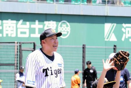 ベースボール型ミニゲームで子供たちとふれ合う森田一成氏