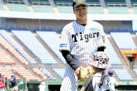 ストラックアウトをする子供とふれ合う漆原大晟氏