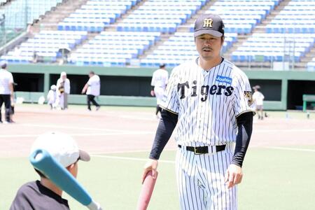 子供のティー打撃を指導する葛城育郎氏＝マスカットスタジアム