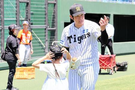 ストラックアウトをする子供とふれ合う阪神・岩田稔ＣＡ