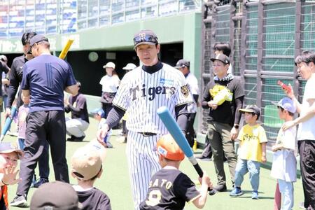子供たちのティー打撃を指導する八木裕氏