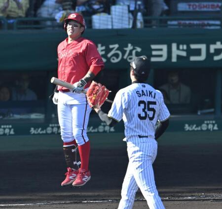 ６回、安打性の打球を才木に好捕され、苦笑いの小園（撮影・飯室逸平）