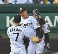 ９回途中で降板となり、悔しがる村上（撮影・飯室逸平）