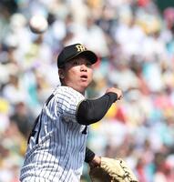 ３回、田村を投ゴロに仕留める村上（撮影・西田忠信）