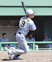 　７回、左前打を放つ立石