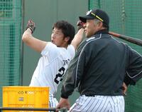 掛布２軍監督（当時）が見守る中、ロングティーを打つ横田慎太郎さん＝２０１５年１１月
