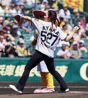 始球式を務める古江彩佳＝甲子園（撮影・山口登）