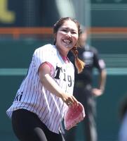 始球式を務める古江彩佳（撮影・西田忠信）