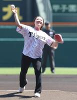 始球式を務める古江彩佳（撮影・西田忠信）