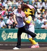 始球式を務める古江彩佳＝甲子園（撮影・山口登）
