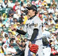 ６回、才木は小園のライナーを捕球し笑顔を見せベンチに戻る（撮影・山口登）