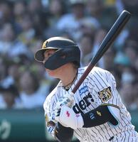 ４回、左前打を放つ梅野（撮影・西田忠信）