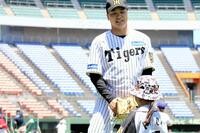 ストラックアウトをする子供とふれ合う漆原大晟氏
