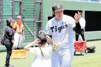 ストラックアウトをする子供とふれ合う阪神・岩田稔ＣＡ