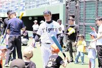 子供たちのティー打撃を指導する八木裕氏